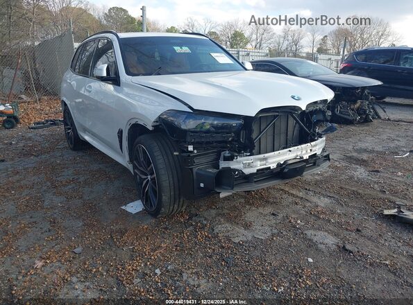 5UX13EU09R9T85018 2024 BMW X5 Белый Передняя правая четверть