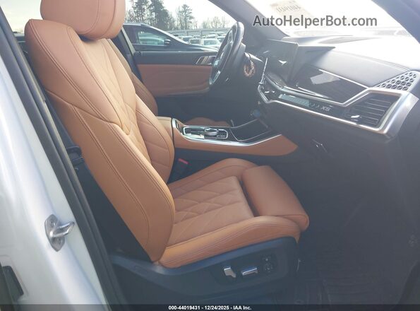 5UX13EU09R9T85018 2024 BMW X5 Белый Вид салона спереди