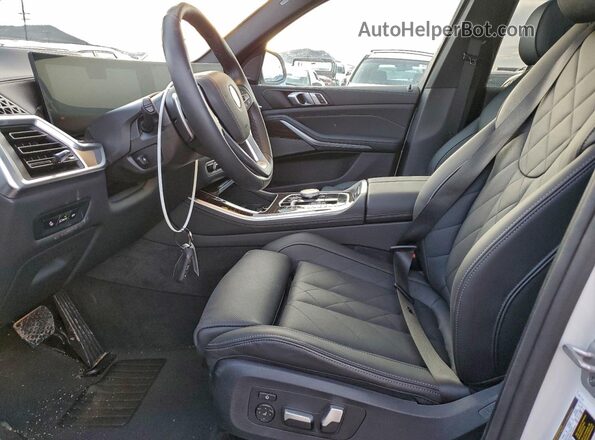 5UX13EU0XT9086063 2026 BMW X5 Белый Вид панели приборов