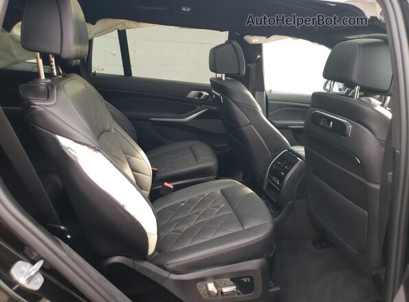 5UX23EM01P9P90503 2023 BMW X7 Black Widok wnętrza z tyłu