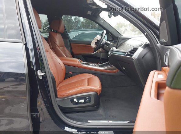 5UX23EM02R9S16477 2024 BMW X7 Black Вид салону спереду