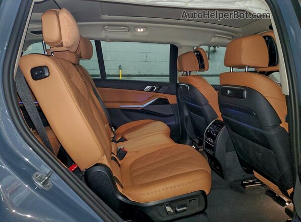 5UX23EM02R9V75831 2024 BMW X7 Gray Вид задньої частини салону