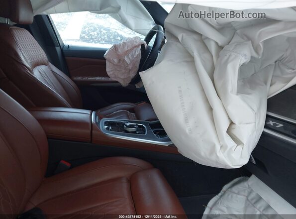 5UX23EM04P9R18295 2023 BMW X7 Gray Front interior view
