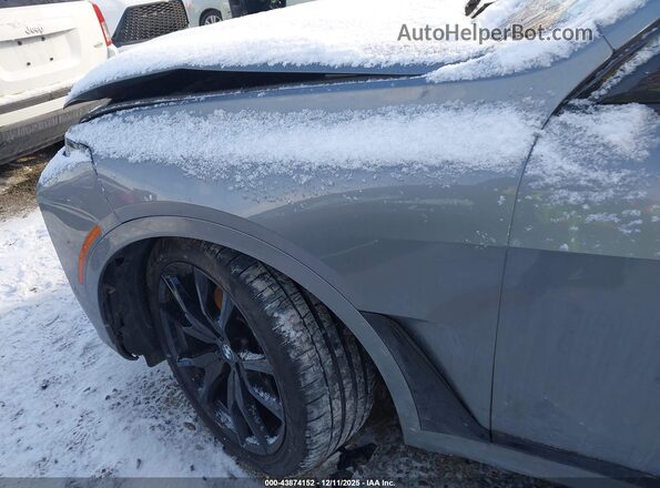 5UX23EM04P9R18295 2023 BMW X7 Gray Front view