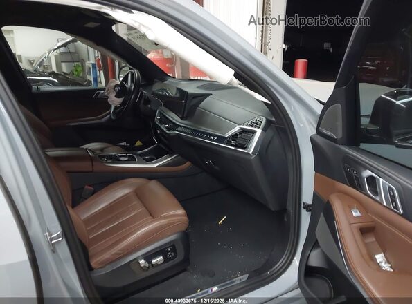 5UX23EM05P9R58577 2023 BMW X7 Blue Vista interior delantera