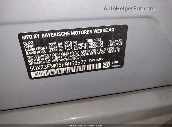5UX23EM05P9R58577 2023 BMW X7 Blue Vista del compartimento del motor