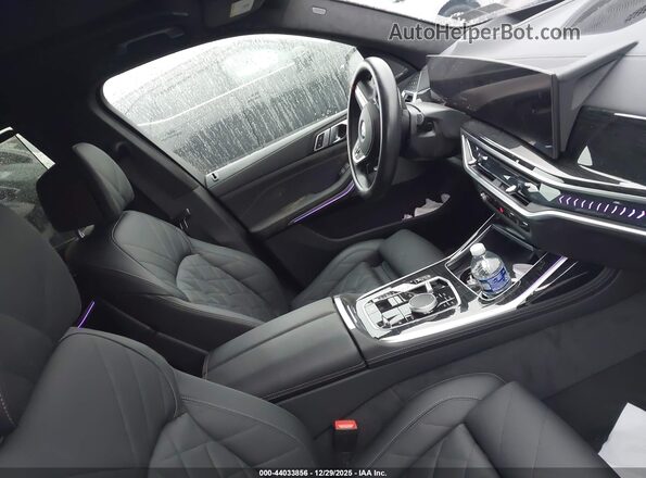 5UX23EM07S9X63640 2025 BMW X7 Black Widok wnętrza z przodu