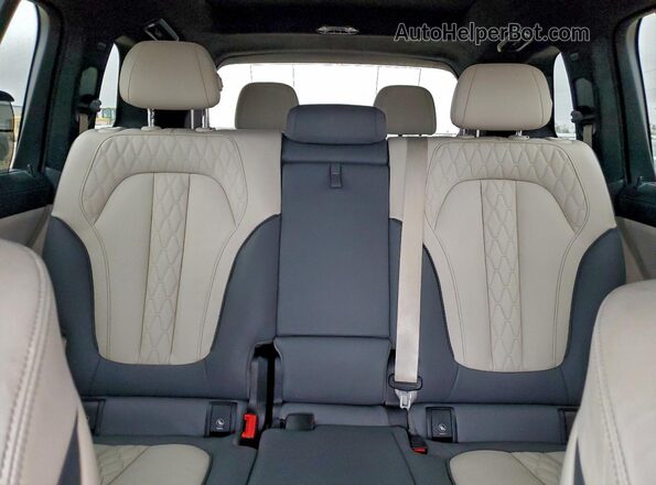 5UX23EM08P9R39909 2023 BMW X7 White Rear seats view
