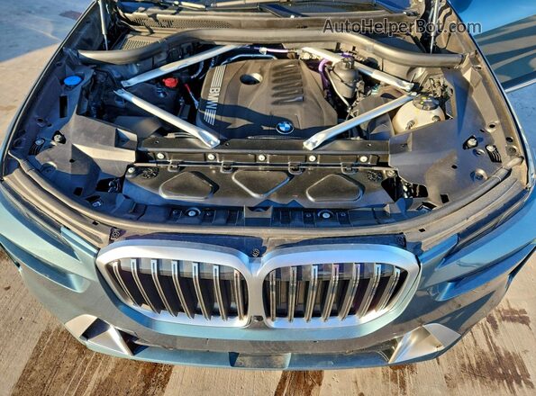 5UX23EM09P9R44777 2023 BMW X7 Gray Widok komory silnika