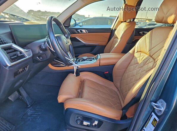 5UX23EM09P9R44777 2023 BMW X7 Gray Widok wnętrza z przodu
