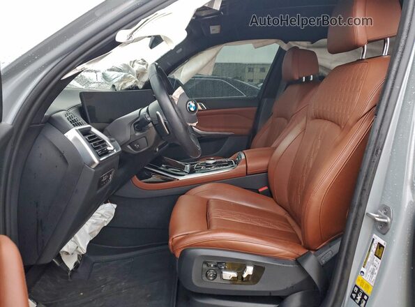 5UX23EM0XP9P37038 2023 BMW X7 Silver Vista interior delantera