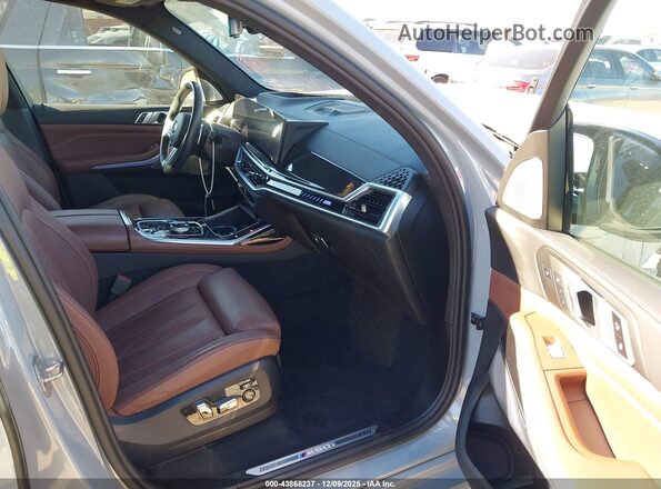 5UX33EM04P9R84981 2023 BMW X7 Beige წინა სალონის ხედი