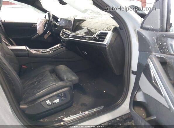 5UX33EX00R9T01236 2024 BMW X6 Gray Widok wnętrza z przodu