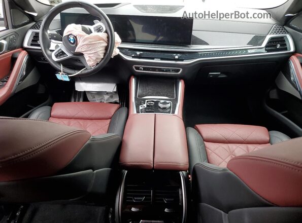 5UX33EX08R9V57494 2024 BMW X6 White Вид панелі приладів