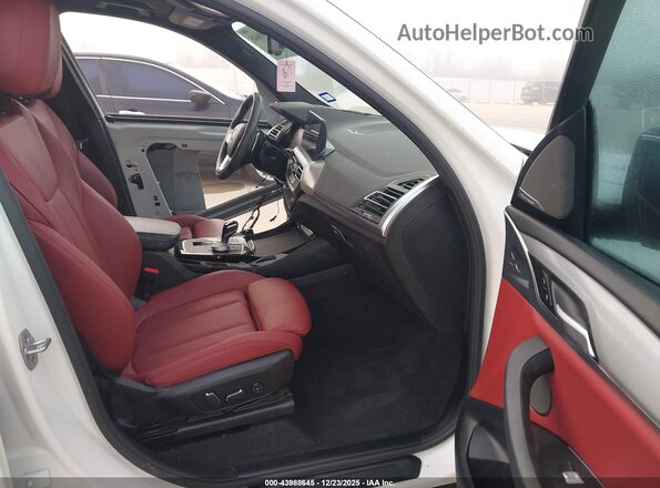 5UX43DP07R9V46677 2024 BMW X3 White Vista interior delantera