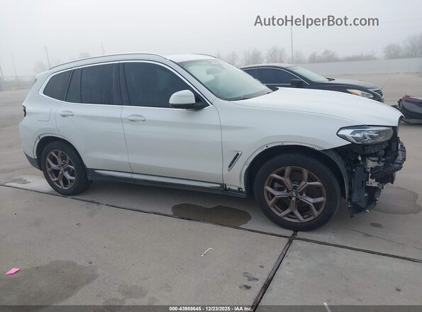 5UX43DP07R9V46677 2024 BMW X3 White Vista interior trasera