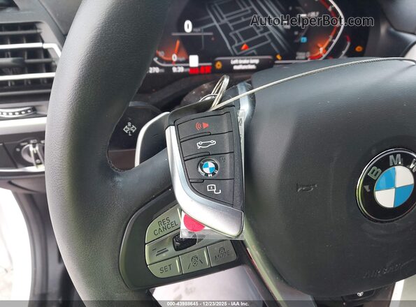 5UX43DP07R9V46677 2024 BMW X3 White Vista del salpicadero