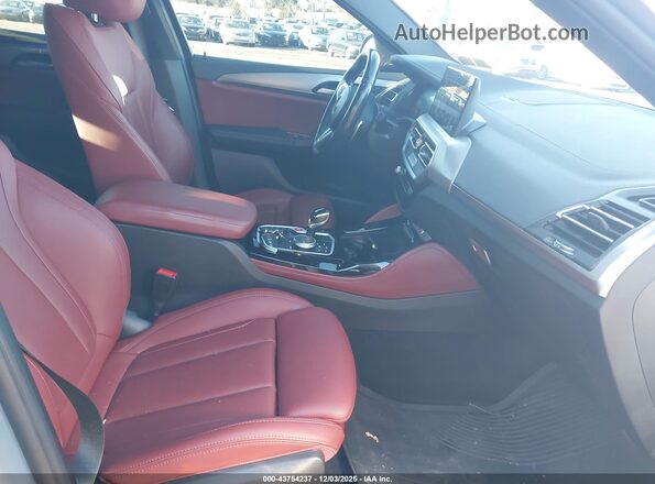 5UX43DT01N9L22353 2022 BMW X4 Серебряный Вид салона спереди