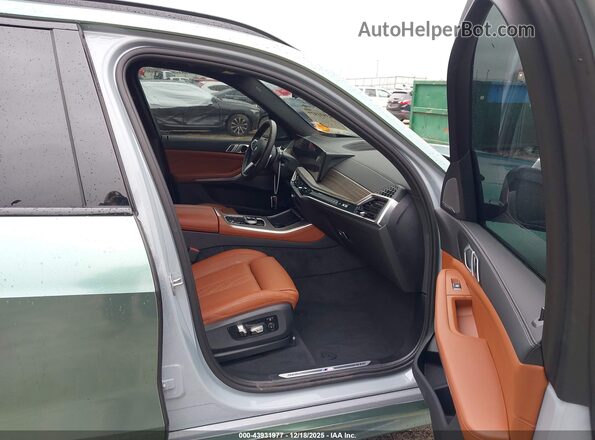 5UX43EU06S9X38673 2025 BMW X5 Зеленый Вид салона спереди