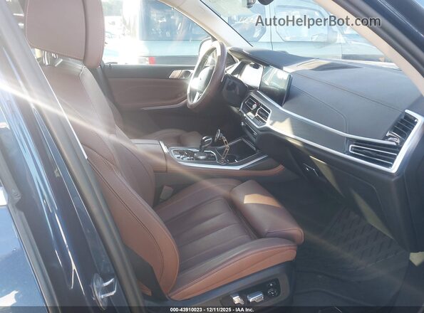 5UXCW2C06N9L19603 2022 BMW X7 Blue წინა სალონის ხედი