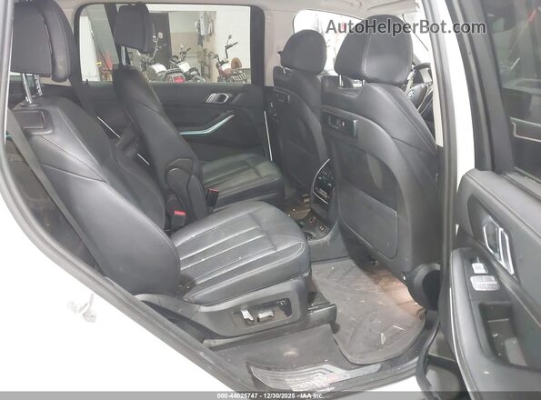 5UXCW2C06N9M97253 2022 BMW X7 Белый Вид наклейки с VIN-кодом