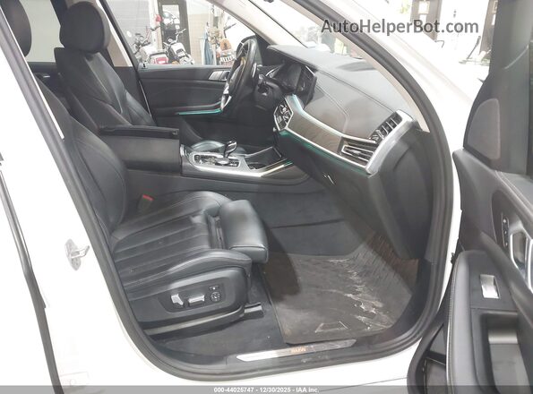 5UXCW2C06N9M97253 2022 BMW X7 Белый Вид салона спереди