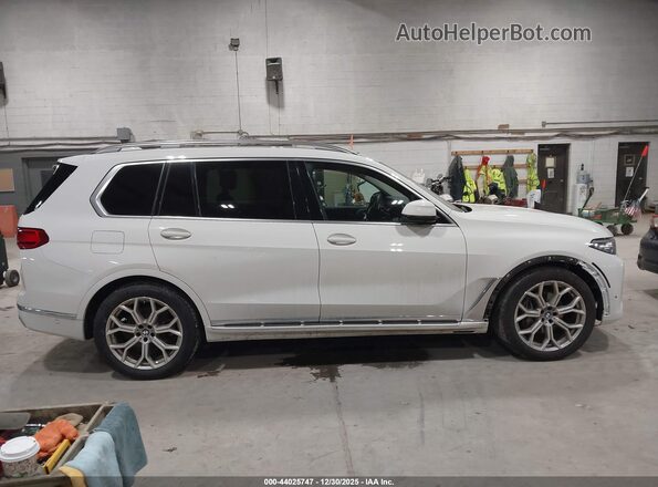 5UXCW2C06N9M97253 2022 BMW X7 Белый Вид задней части салона