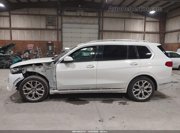 5UXCW2C06N9M97253 2022 BMW X7 Белый Панорамный вид салона 360°