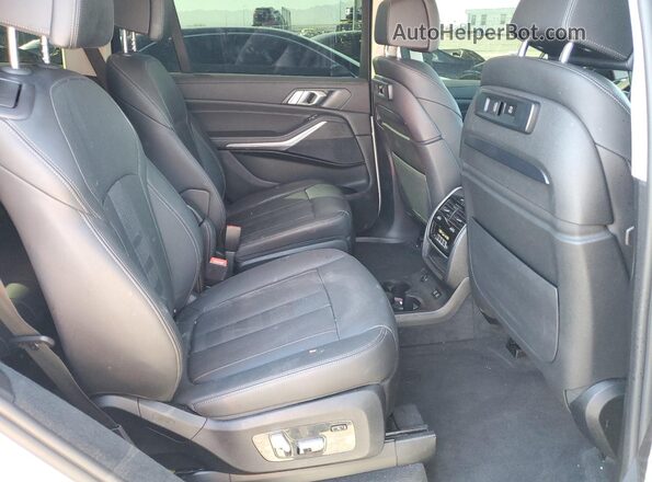 5UXCW2C0XM9F56239 2021 BMW X7 White Widok tylnych siedzeń