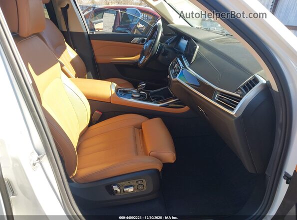 5UXCX4C55KLS38062 2019 BMW X7 Белый Вид салона спереди