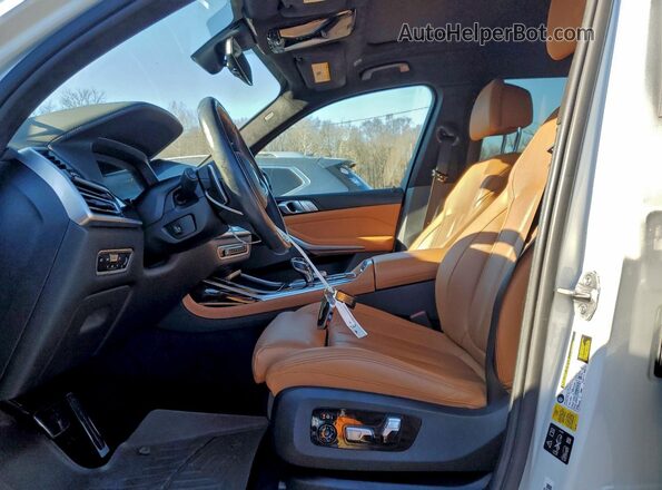 5UXCX6C06N9J07336 2022 BMW X7 Белый Вид салона спереди