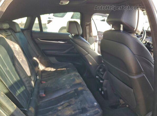 5UXKU6C58KLP60670 2019 BMW X6 White Vista interior trasera