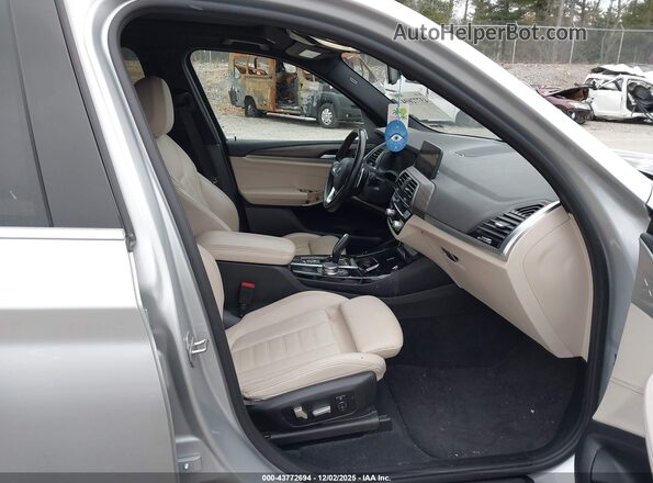 5UXTY5C05M9E47635 2021 BMW X3 Серебряный Вид салона спереди