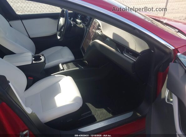 5YJSA1E22LF390658 2020 TESLA MODEL S Красный Вид салона спереди