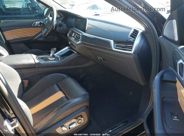 5YMCY0C08M9E18335 2021 BMW X6 M Black Widok wnętrza z przodu