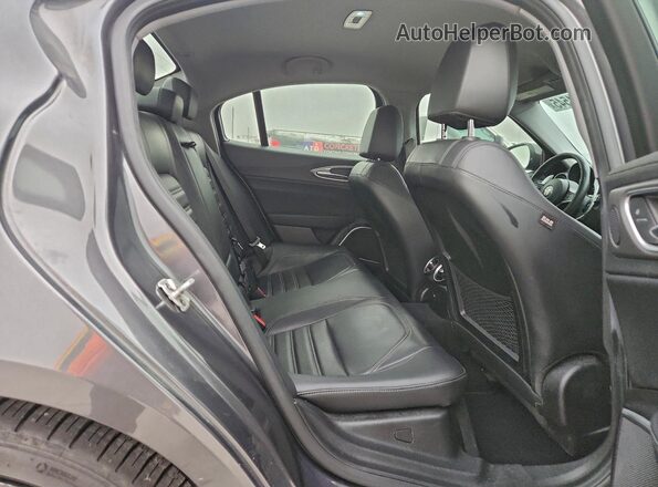ZARFAECN2J7597159 2018 ALFA ROMEO GIULIA Gray Widok wnętrza z tyłu