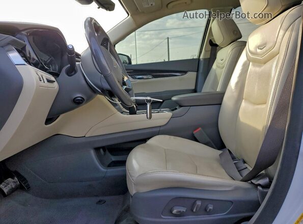 1GYKPCRS5MZ230218 2021 CADILLAC OTHER Белый Вид панели приборов