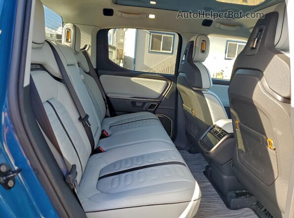 7FCTGAAA0NN010702 2022 RIVIAN R1T Blue Widok tylnych siedzeń