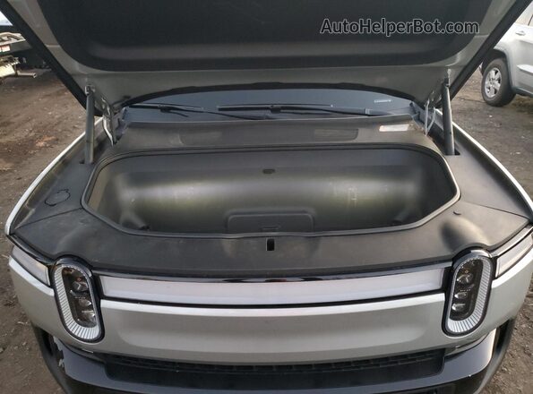 7FCTGAAA2NN014248 2022 RIVIAN R1T Silver Widok wnętrza z tyłu
