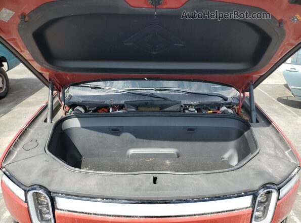 7FCTGAAA4NN008371 2022 RIVIAN R1T Red Вид задньої частини салону