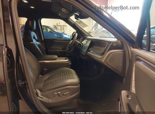 7FCTGAAA4PN017073 2023 RIVIAN R1T Черный Вид салона спереди