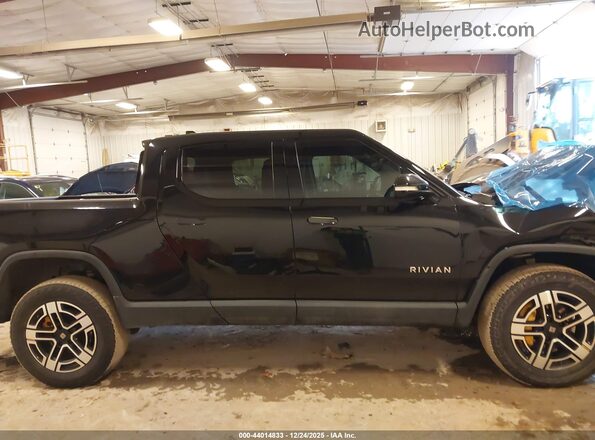 7FCTGAAA4PN017073 2023 RIVIAN R1T Черный Вид задней части салона