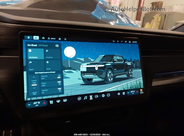 7FCTGAAA4PN017073 2023 RIVIAN R1T Черный 