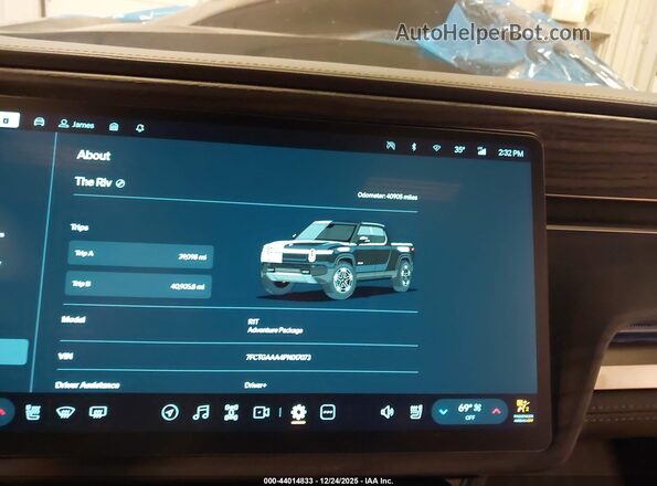 7FCTGAAA4PN017073 2023 RIVIAN R1T Черный Вид задних сидений