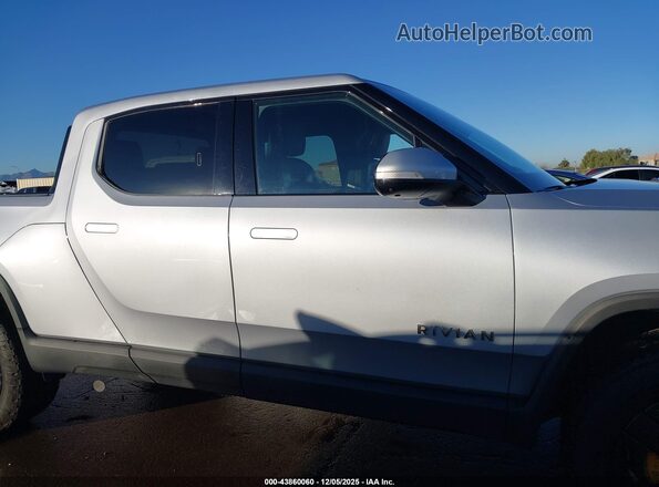 7FCTGAAA6NN010736 2022 RIVIAN R1T Серебряный Вид задней части салона