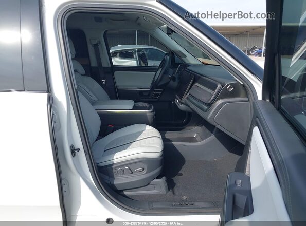 7FCTGAAA9PN021331 2023 RIVIAN R1T Белый Вид салона спереди