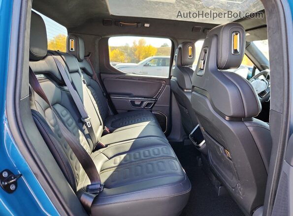 7FCTGAAAXNN015616 2022 RIVIAN R1T Blue Widok tylnych siedzeń