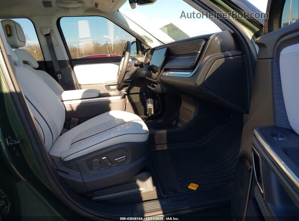 7FCTGAAL1PN024435 2023 RIVIAN R1T Зеленый Вид салона спереди
