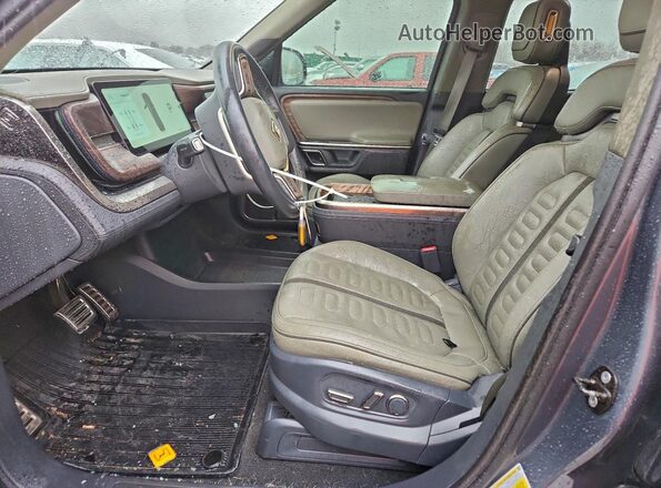 7FCTGAAL4NN004869 2022 RIVIAN R1T Серый Вид салона спереди