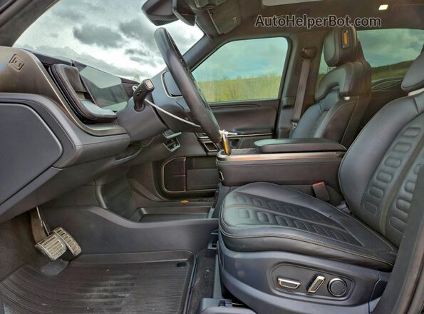 7FCTGAAL7NN001755 2022 RIVIAN R1T Gray Widok wnętrza z przodu
